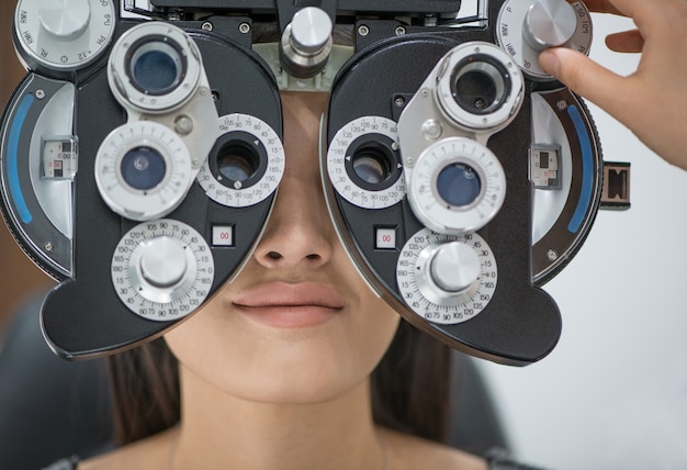 Jeune Fille Patiente à La Réception Chez Un Médecin Ophtalmologiste équipement Ophtalmologique De Diagnostic