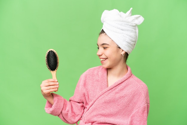 Jeune fille avec un peigne à cheveux avec une expression heureuse