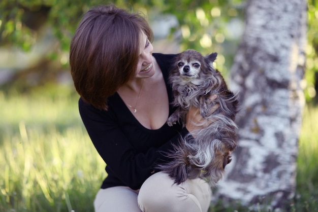 jeune fille avec un petit chien