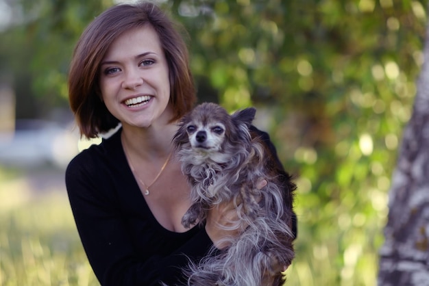 jeune fille avec un petit chien