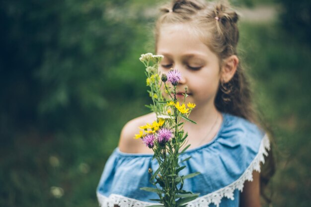 Jeune fille petites fleurs des champs