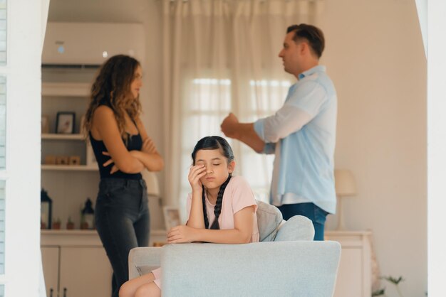 Une jeune fille piégée au milieu de la tension par la dispute de ses parents Synchronos