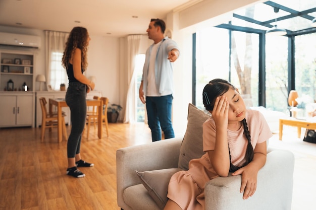 Photo une jeune fille piégée au milieu de la tension par la dispute de ses parents synchronos