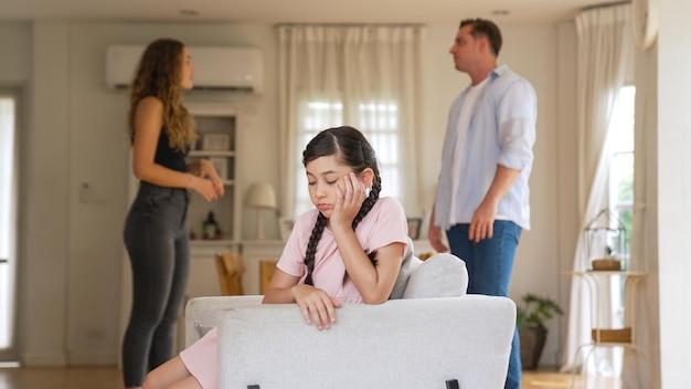 Une jeune fille piégée au milieu de la tension par la dispute de ses parents synchronos