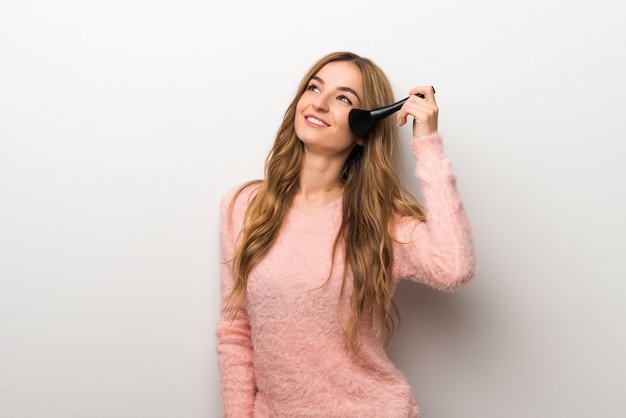 Jeune fille avec un pinceau de maquillage