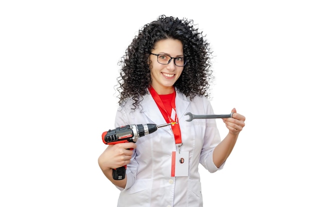 Jeune fille avec un pistolet à vis et des outils Prêt pour réparation isolé