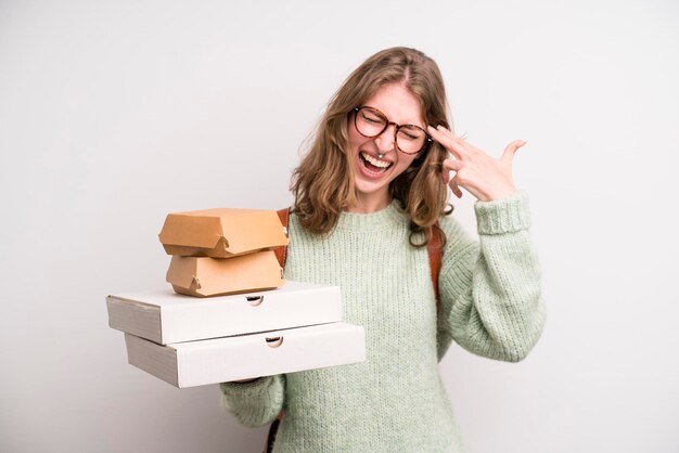 Jeune fille avec des pizzas et des hamburgers à emporter concept de restauration rapide