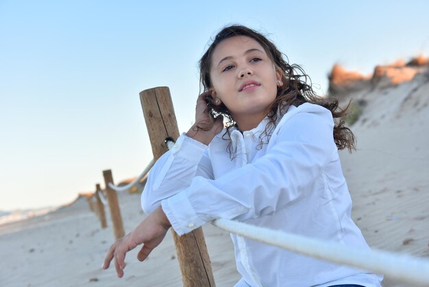 Jeune fille sur la plage