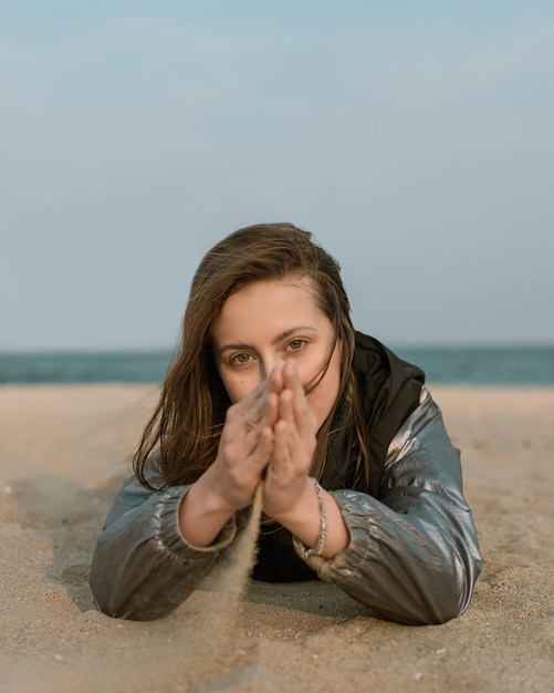 Jeune fille sur la plage