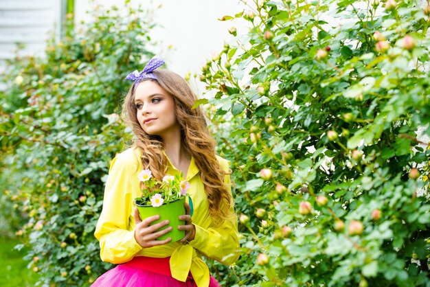 jeune fille, planter fleurs, dans, pot