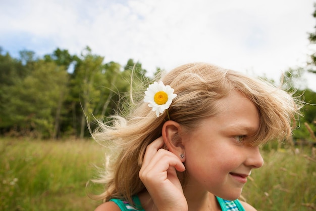 Une Jeune Fille En Plein Air Avec Une Marguerite Comme Fleur Derrière Son Oreille