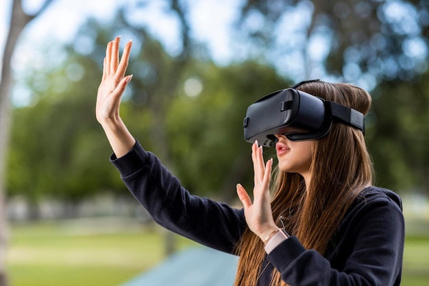 Une jeune fille portant un ensemble VR et regardant de côté