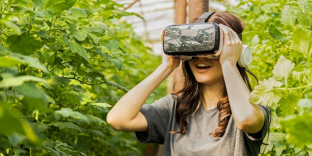 Jeune fille portant un ensemble VR et se sentant excitée