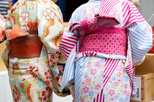 Photo jeune fille portant un kimono japonais debout