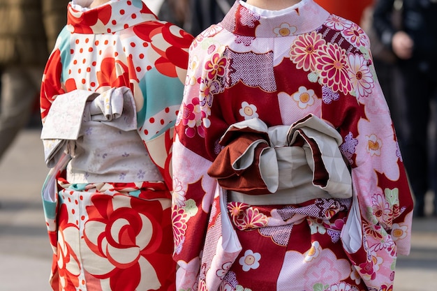 Photo une jeune fille portant un kimono japonais devant le temple sensoji à tokyo au japon le kimono est un vêtement traditionnel japonais le mot kimono qui signifie en fait une chose à porter