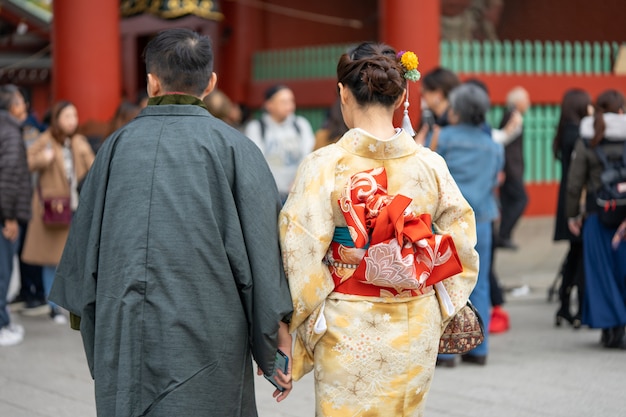 Jeune fille portant un kimono japonais devant le temple Sensoji à Tokyo, au Japon.