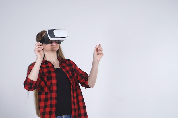 Jeune fille portant des lunettes de réalité virtuelle