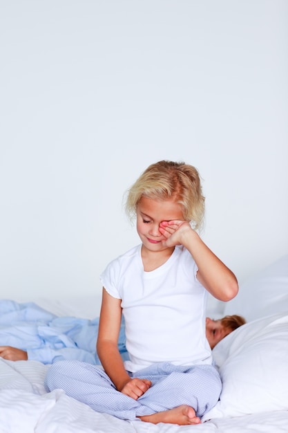 Jeune fille portant un pyjama