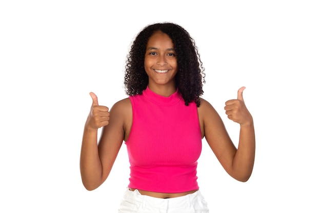 Jeune fille portant un t-shirt rose sur fond blanc faisant un geste de pouce en l'air heureux avec la main