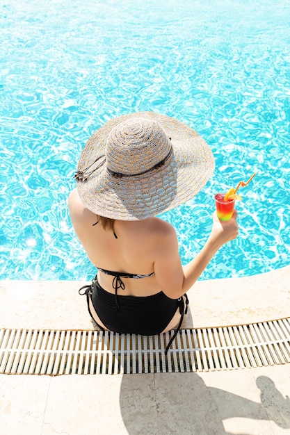 Jeune fille, porter, chapeau soleil, implantation, par, les, piscine, à, cocktail