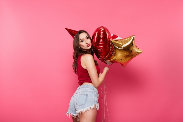 Jeune fille posant avec des ballons