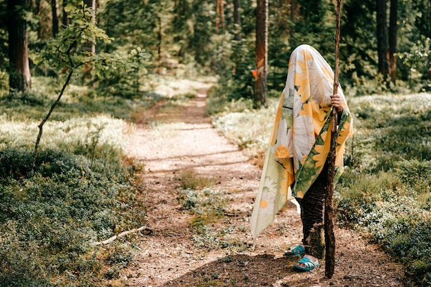 Jeune fille posant dans la forêt