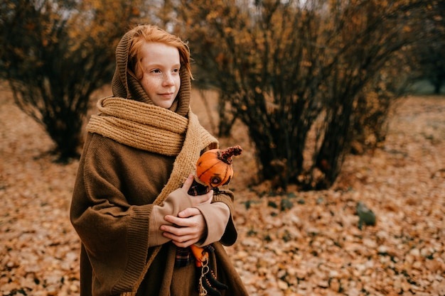 Jeune fille posant dans le parc d'automne