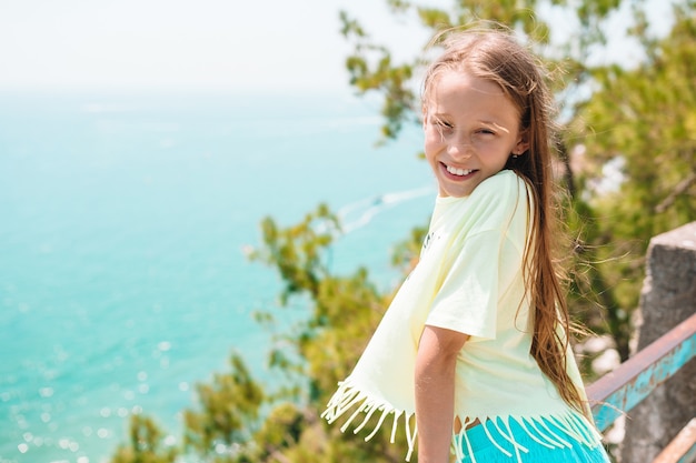 Jeune fille posant avec vue sur la mer Méditerranée