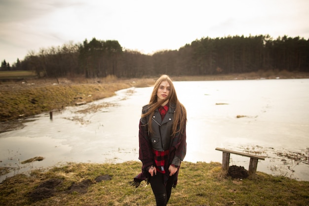 Une jeune fille pose au bord d&#39;un lac