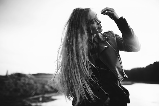 Une jeune fille pose au bord d&#39;un lac