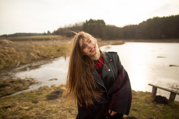 Une jeune fille pose au bord d&#39;un lac