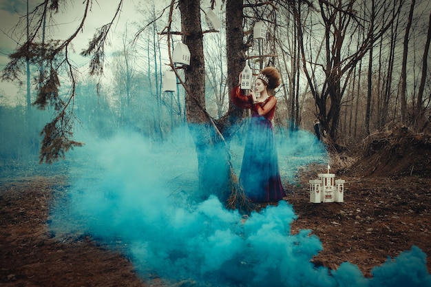 Photo jeune fille pose dans une robe rouge avec une coiffure créative