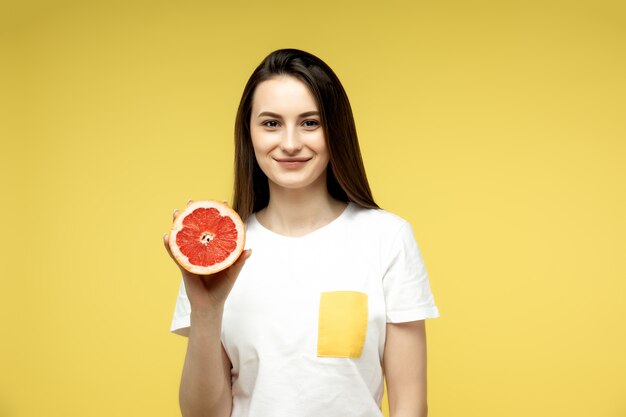 jeune fille, poser, à, pamplemousse, moitié