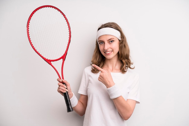 Jeune fille pratiquant le concept de sport de tennis