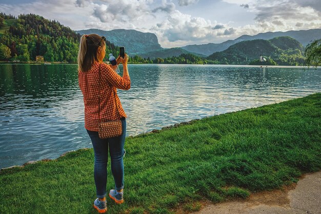 Jeune fille prenant des photos du lac de Bled, Slovénie