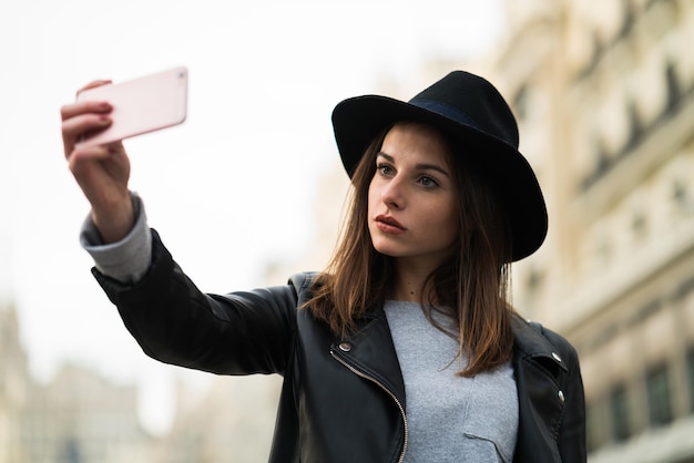 Jeune fille prenant un selfie