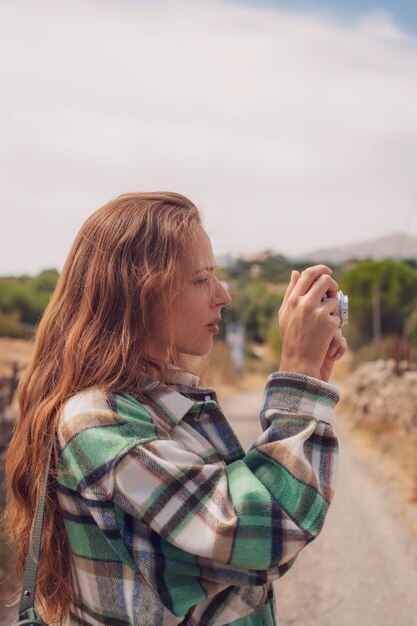 Une jeune fille prend une photo avec un chemin sur l'arrière-plan