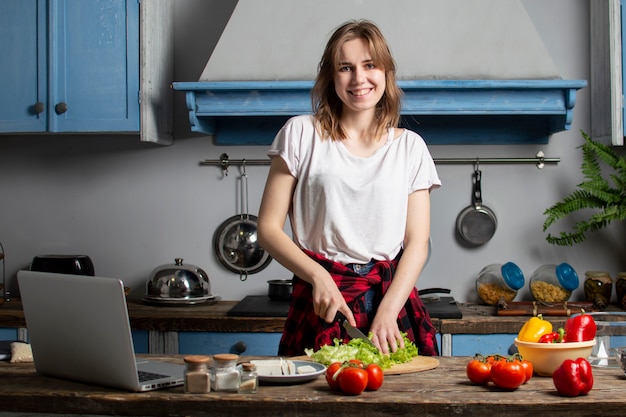 Jeune fille préparant une salade végétarienne