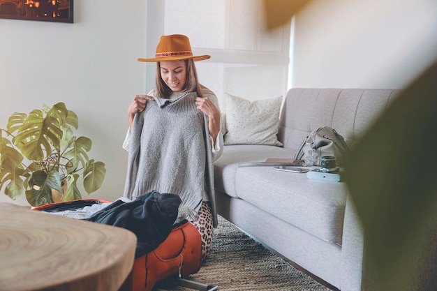 Une jeune fille prépare les valises pour un voyage. Concept de voyage. Concentration sélective.