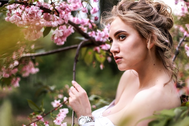 Jeune fille près de fleur de sakura