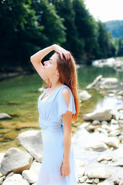 jeune fille près de la rivière