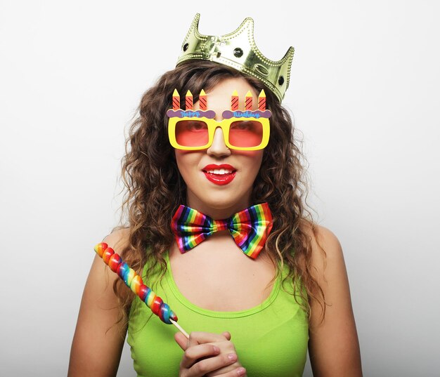 Photo jeune fille prête pour la fête souriante et heureuse