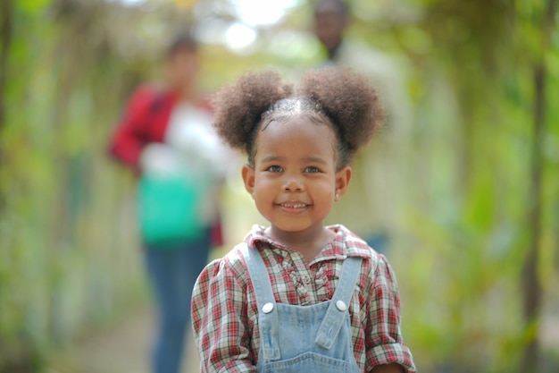 Une jeune fille profite d'une activité dans une plantation à une ferme biologique