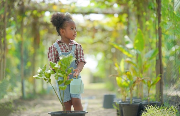 Une jeune fille profite d'une activité dans une plantation à une ferme biologique