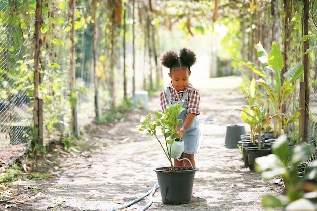 Une jeune fille profite d'une activité dans une plantation à une ferme biologique