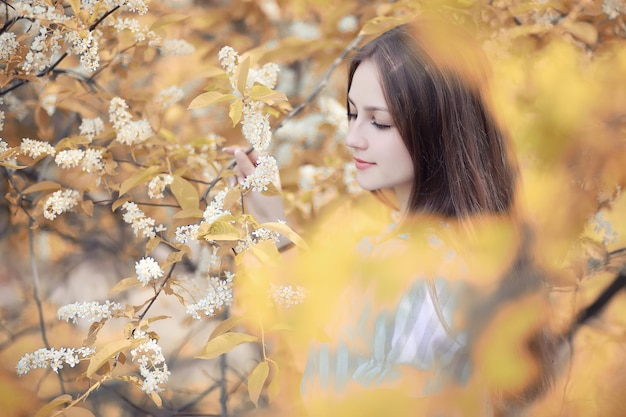 Jeune fille en promenade à l'automne