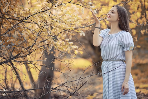 Jeune fille en promenade à l'automne