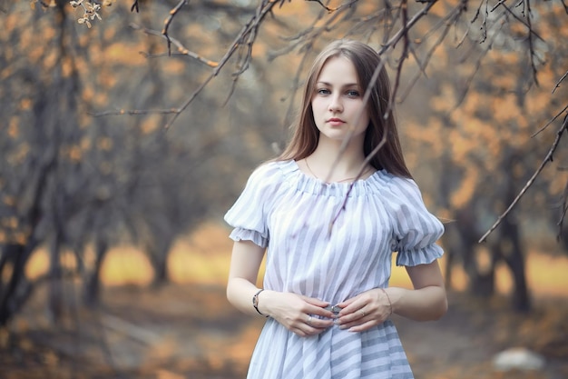 Jeune fille en promenade à l'automne