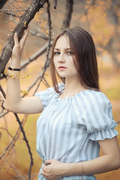 Jeune fille en promenade dans le parc en automne