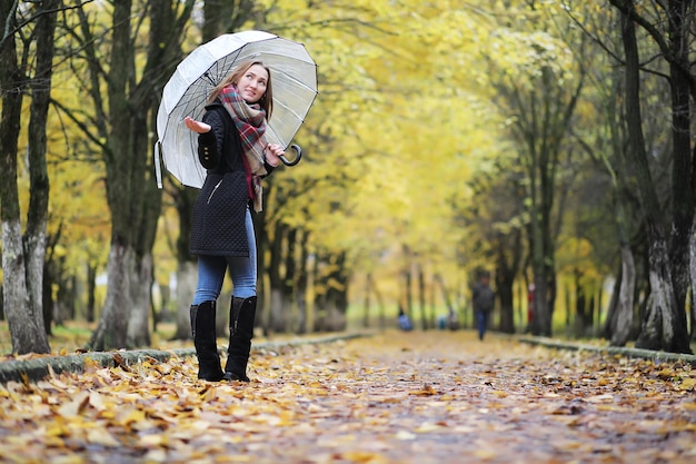 Jeune fille en promenade dans le parc en automne